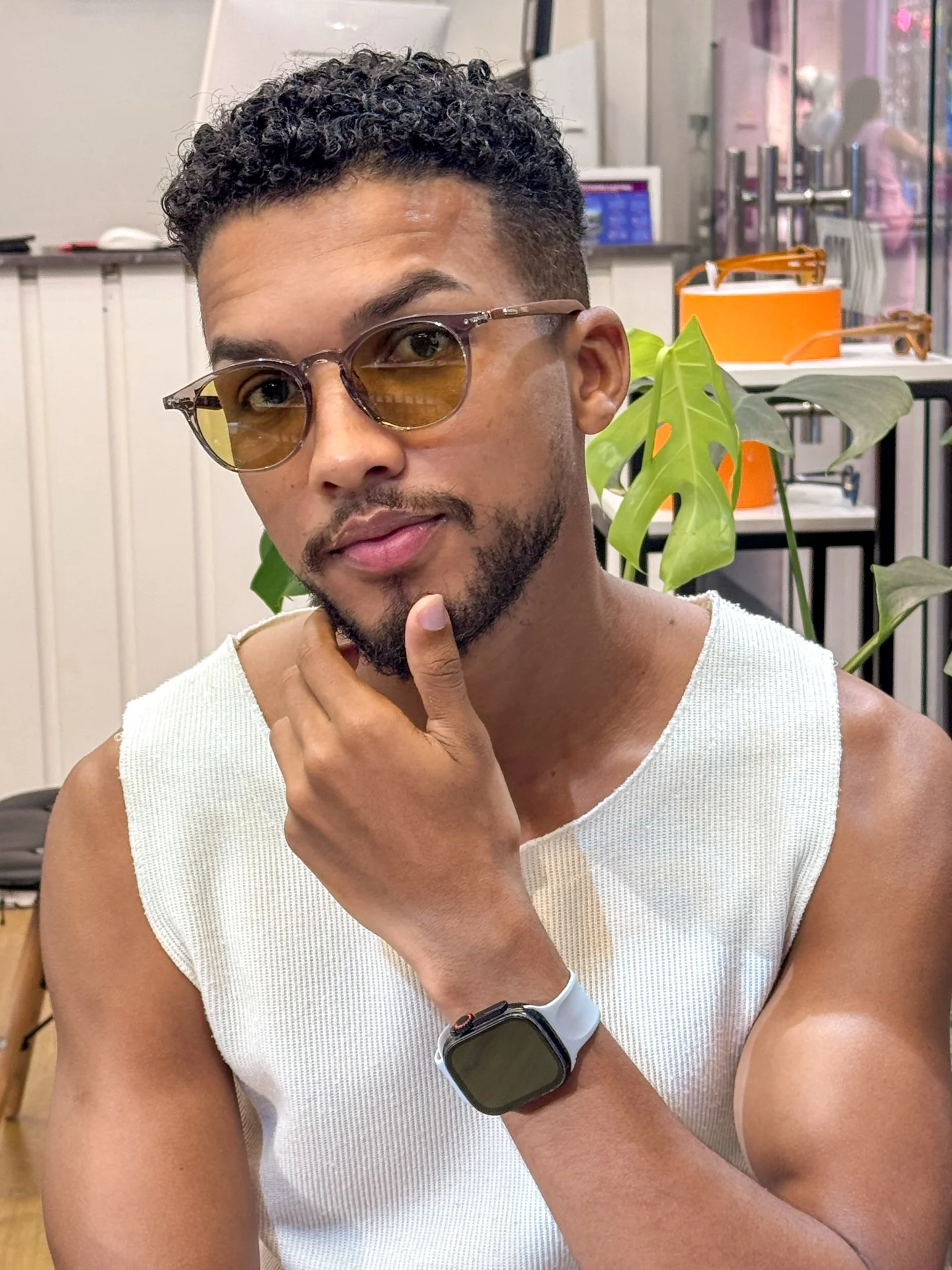 Homem usando óculos Magic Sunglass