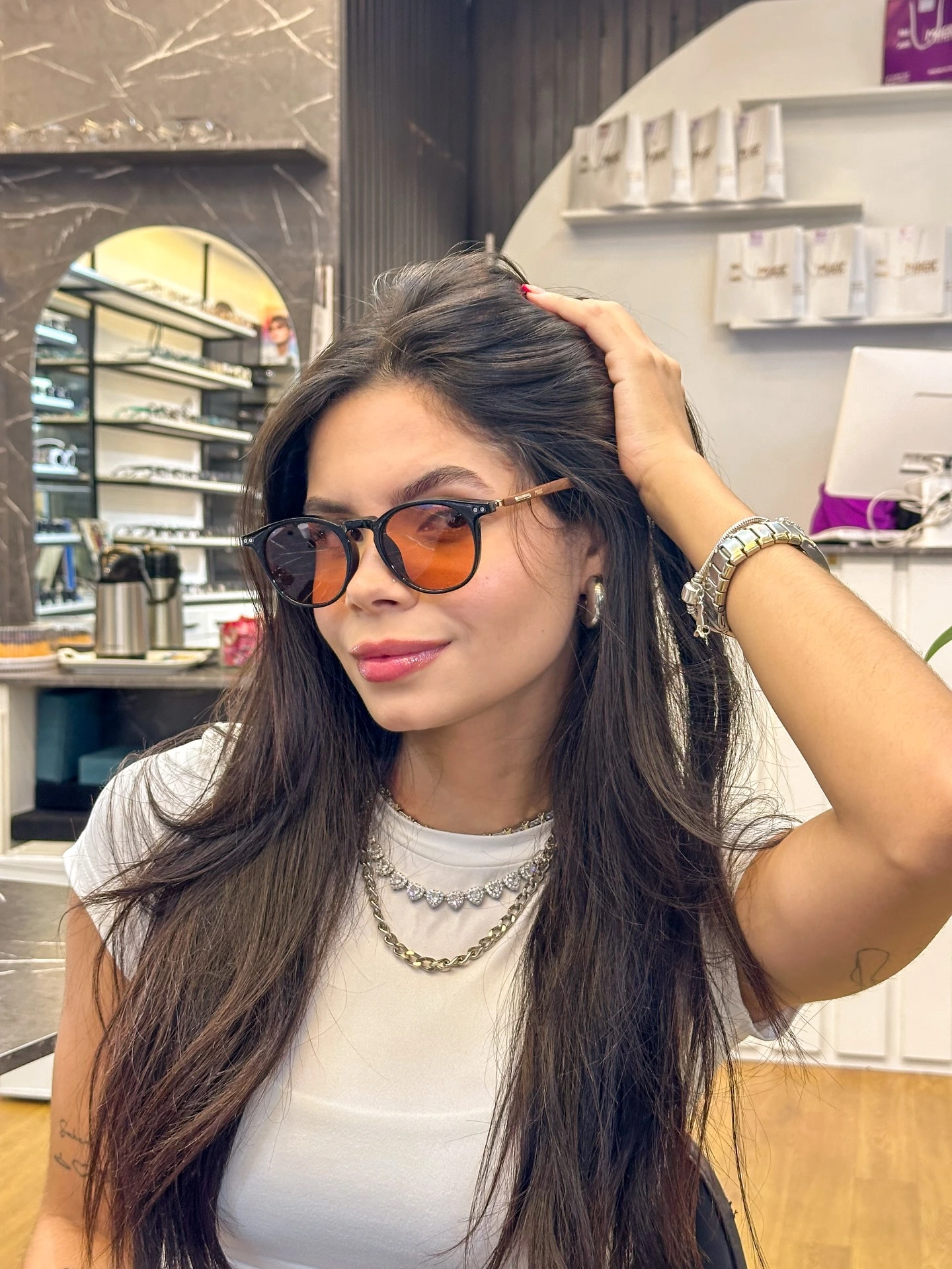 Mulher usando óculos de sol Magic Sunglass