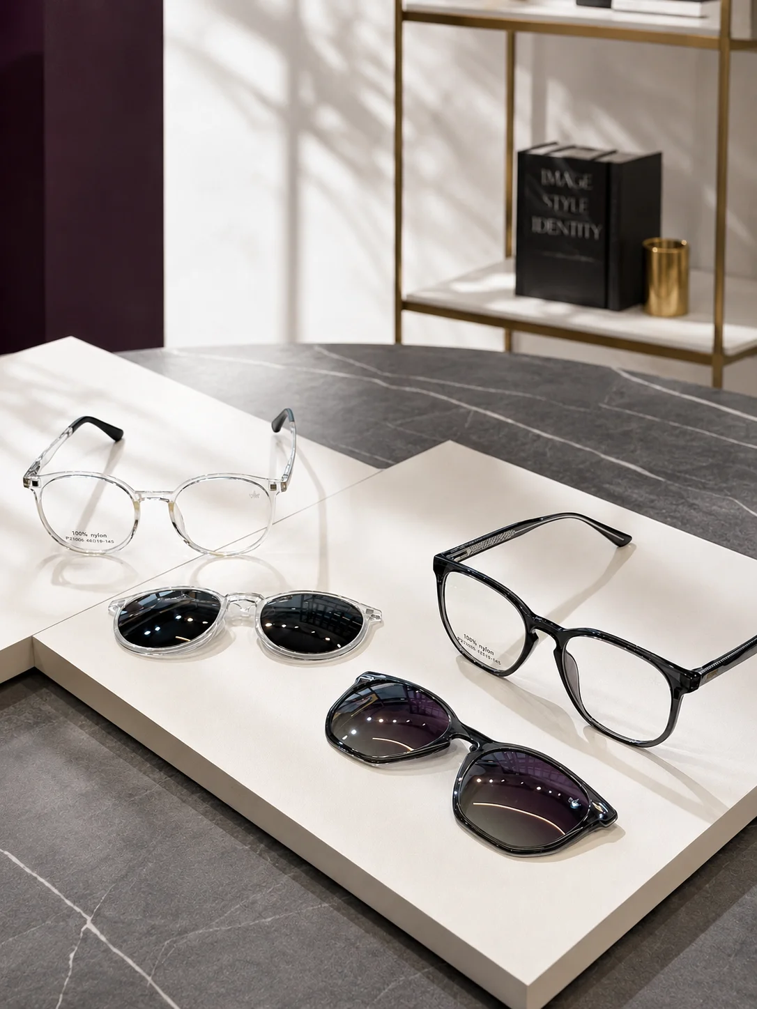 Armações de grau Magic Sunglass expostas sobre bases de mármore