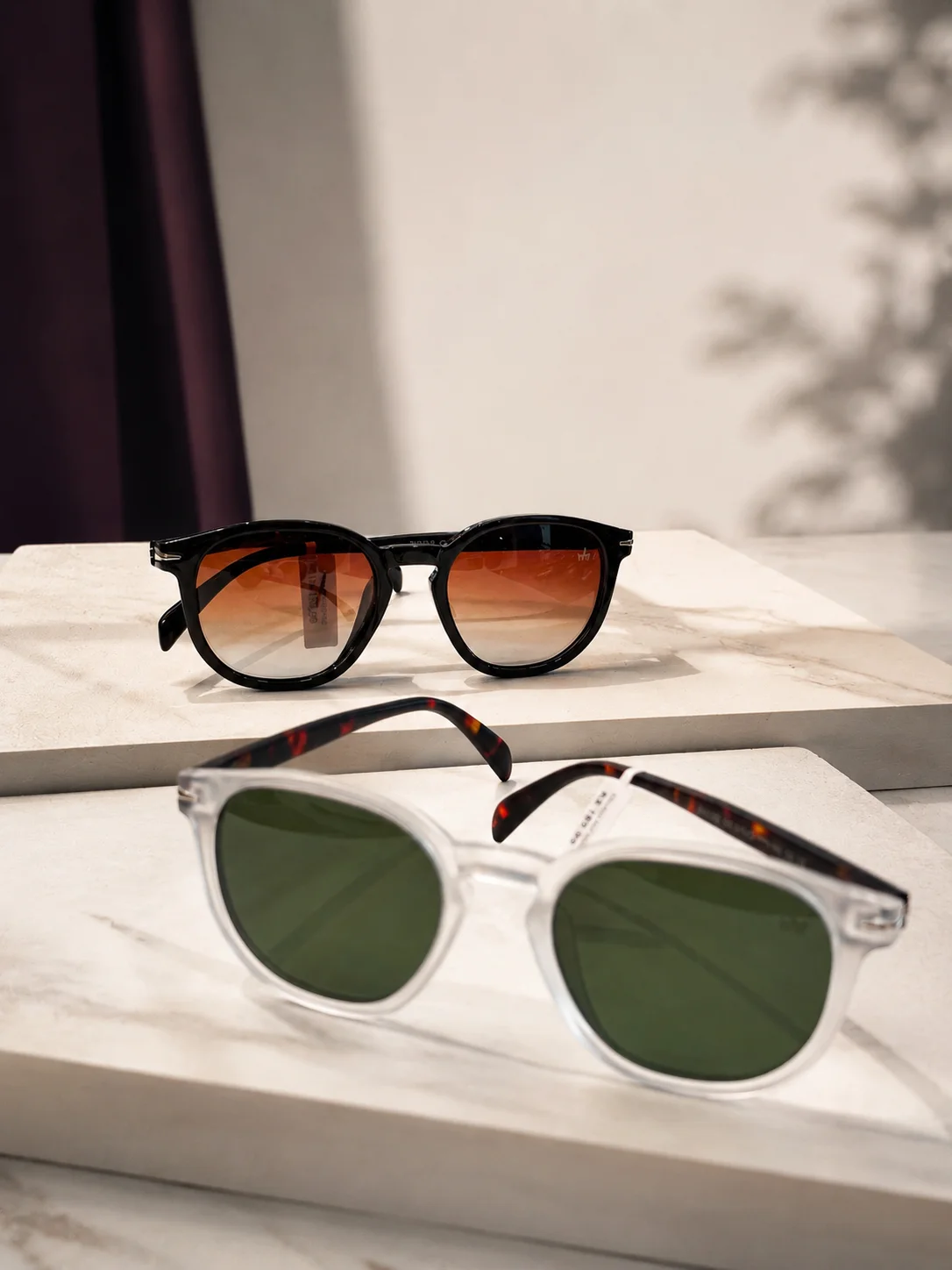 Óculos de sol Magic Sunglass expostos sobre bases de mármore